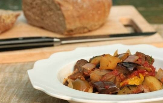 1. Этап. Овощное рагу с баклажаном: 3. Готовое витаминное рагу подаем горячим или холодным с ломтиком черного хлеба. Приятного аппетита!