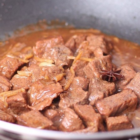 1. Stage. Beef stew: The sauce should almost boil.