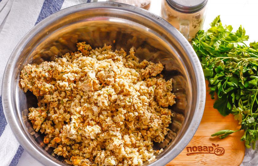 1. Этап. Пхали из капусты по-грузински: Измельчите все содержимое чаши блендера еще 4-5 минут и пересыпьте содержимое в глубокую миску.