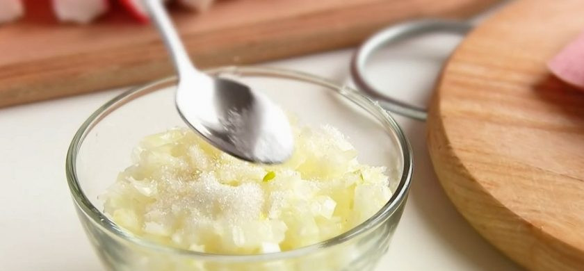 1. Этап. Салат на Новый год Снежная королева: 1. Мелко нарежьте одну луковицу и замаринуйте ее: смешайте с сахаром, солью, водой и уксусом. Перемешайте и оставьте на 15 минут. Крабовые палочки и ветчину нарежьте мелкими кубиками.