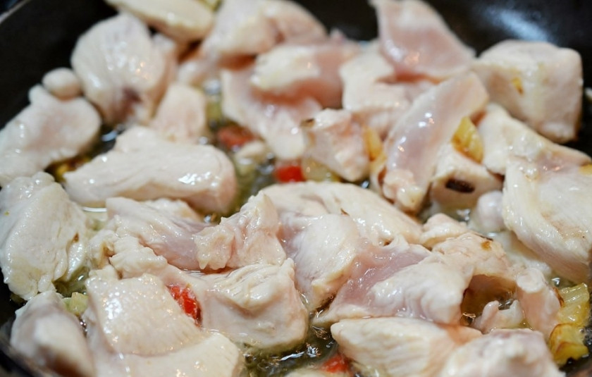 1. Этап. Кай Пхат Ка-пхрау: Добавьте нарезанную куриную грудку, обжаривайте около 5 минут. Не забудьте посолить и поперчить.