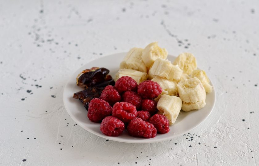 1. Этап. Протеиновый шейк: Малину помойте и обсушите. Банан нарежьте крупными ломтиками, из фиников уберите косточки.