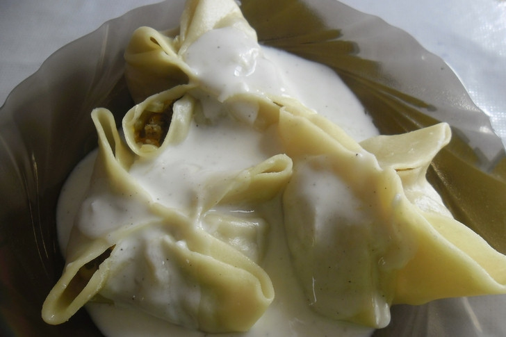 1. Этап. Сочные манты: Поливаем готовые манты соусом. Теперь их можно подавать. Приятного аппетита!