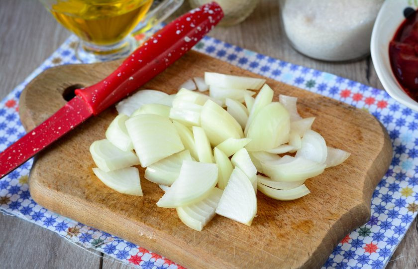 1. Этап. Карамелизированная куриная печень: Лук нарежьте полукольцами.