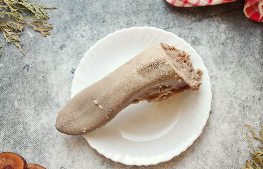 1. Этап. Салат с говяжьим языком и курицей: Говяжий язык нужно заранее отварить и остудить. Для этого язык тщательно вымойте и выложите в кастрюлю с толстым дном. Залейте его холодной водой и поставьте на средний огонь. Доведите все до кипения, варите в течение 15-20 минут и слейте бульон. Язык промойте, выложите в чистую кастрюлю и снова залейте холодной водой. Добавьте очищенную луковицу, душистый и черный перец горошком и поставьте на средний огонь. Доведите снова все до кипения, убавьте немного огонь и варите, снимая пену, в течение 3-3.5 часов. Язык, если его проткнуть острием ножа, должен стать мягким. Достаньте его из бульона и опустите в холодную воду, снимите верхний слой. Отварной язык полностью остудите.