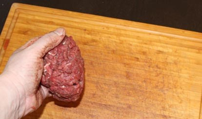 1. Этап. Бифштекс из фарша в духовке: Затем хорошо промятую говядину надлежит собрать в шар и отбить об разделочную доску 1-2 минуты. Чтобы на кухне было чисто, можно мясо уложить в любой целлофановый пакет и отбивать ваш будущий бифштекс через пакет…