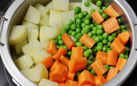 1. Этап. Овощные шарики в кляре: 1. Для начала до мягкости нужно отварить овощи. Очень удобно использовать для этого пароварку. Картофель нужно заложить раньше, так как он готовится дольше остальных.