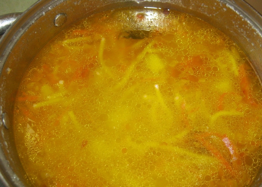 1. Этап. Вермишелевый суп без мяса: В суп добавляем зажарку и вермишель. Варим до готовности макарон. Наш вермишелевый суп без мяса готов. Приятного аппетита!