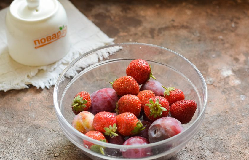 1. Этап. Компот из клубники и сливы на зиму: Подготовьте сливы, клубнику и сахар.