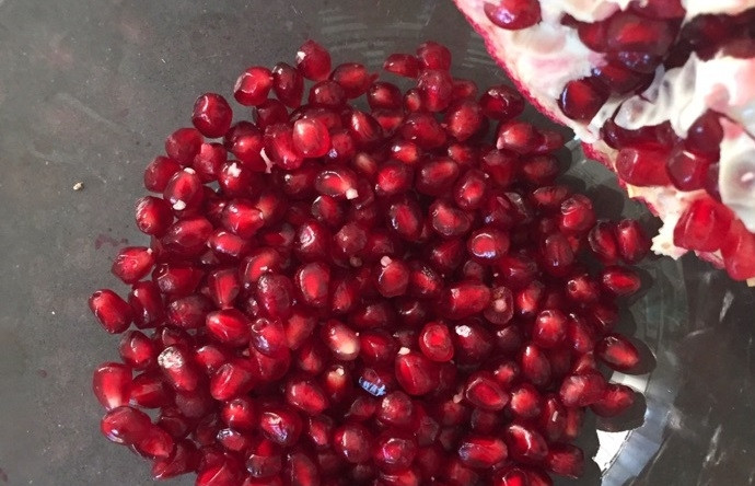 1. Этап. Салат со свеклой, морковью и гранатом: 3. Очистите гранат от кожуры, вычистите зерна.