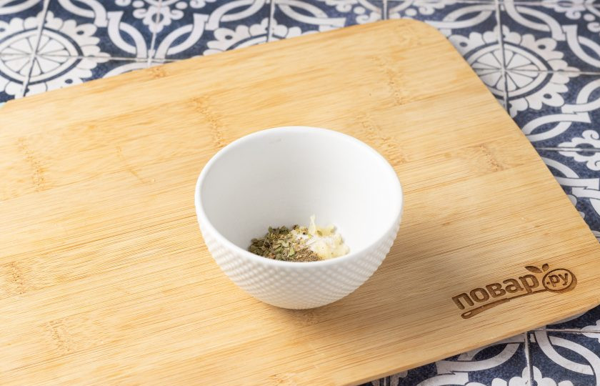 1. Этап. Соус для греческого салата в домашних условиях: Добавьте к чесноку черный молотый перец, орегано и соль. Перемешайте.