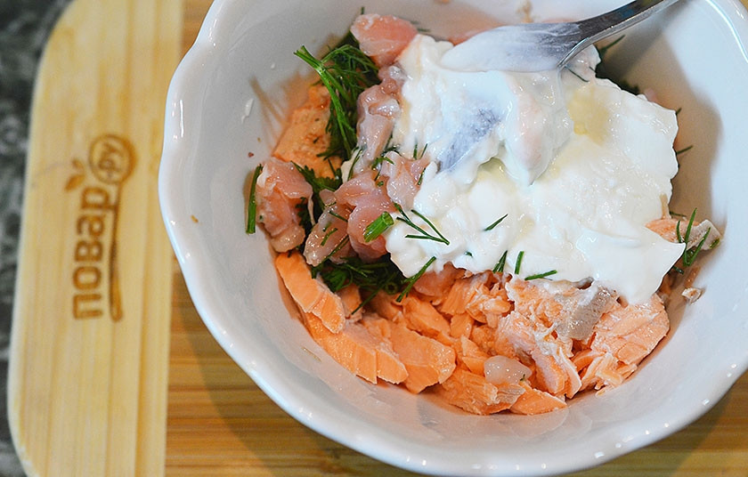 1. Этап. Рийет из лосося с миндалём: Перемешайте все ингредиенты. Не забудьте посолить и поперчить!