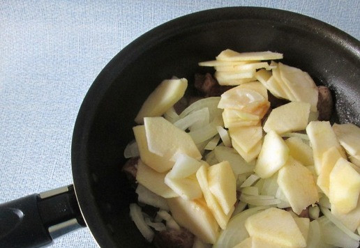 1. Этап. Салат с куриной печенью под брусничным соусом: Выложить лук и яблоко к печени. Посолить и поперчить по вкусу.