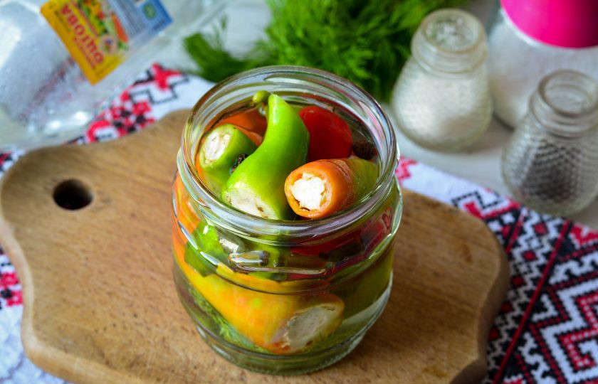 1. Этап. Соленый горький перец: Залейте перец горячим маринадом.