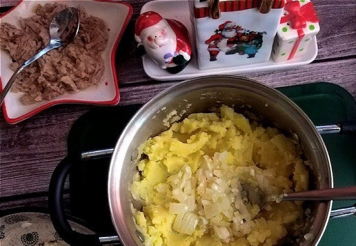 1. Этап. Картофельная запеканка с консервированным тунцом: Делаем пюре и выкладываем лук. Перемешиваем тщательно.