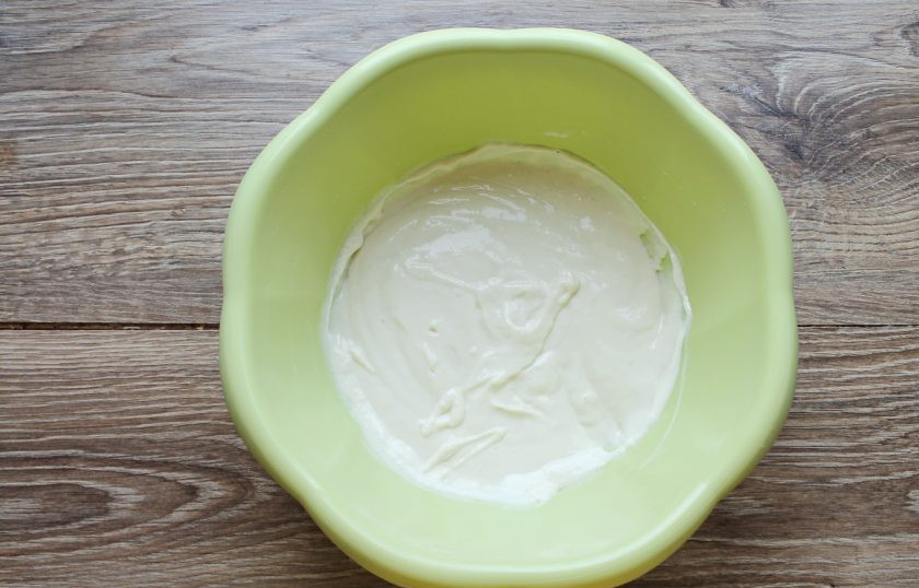 1. Этап. Ленивые пирожки с фаршем: Просейте в миску муку и перемешайте в однородное тесто. Оно должно быть по консистенции как на оладьи.