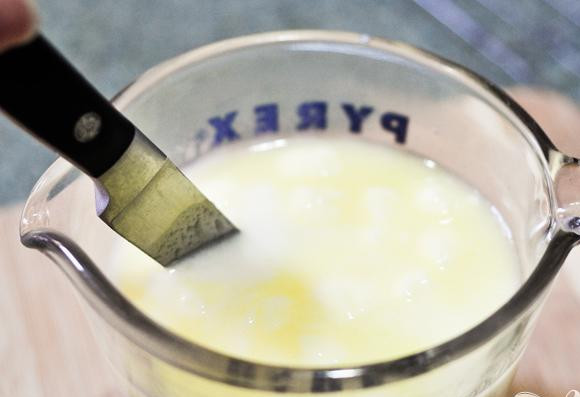 1. Этап. Хлеб с корицей: 1. Сделать тесто. Сливочное масло нарезать на куски. В небольшой миске смешать молоко с маслом и залить горячей водой сверху. Размешивать до тех пор, пока масло полностью не растает.