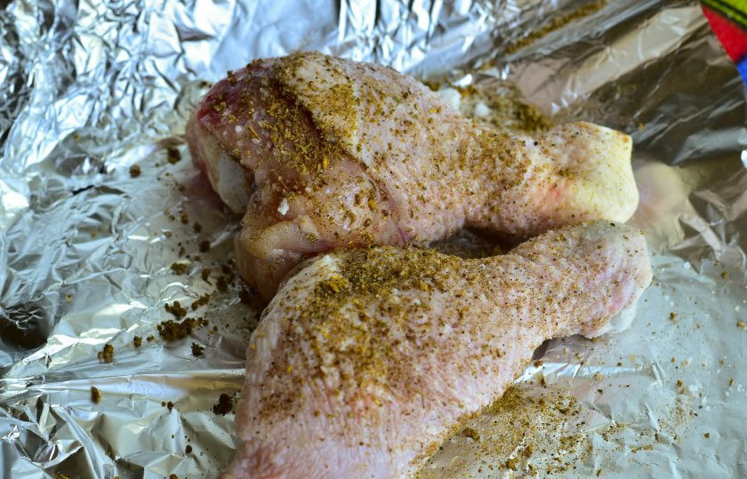 1. Этап. Куриные ножки с черносливом: Посыпьте их со всех сторон приправой для мяса.