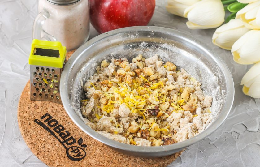 1. Этап. Яблочный гратен: Туда же натрите лимонную цедру и аккуратно все перемешайте.