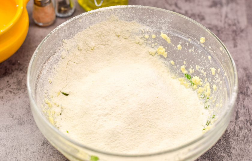 1. Этап. Творожные булочки с зеленью: Перемешайте все и просейте пшеничную муку с разрыхлителем.