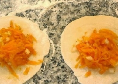 1. Этап. Манты из тыквы: Выкладываем на лепешку начинку, не жалеем.