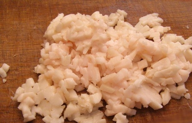 1. Этап. Котлеты Полтавские: 2. Мелко нарезаем сало.