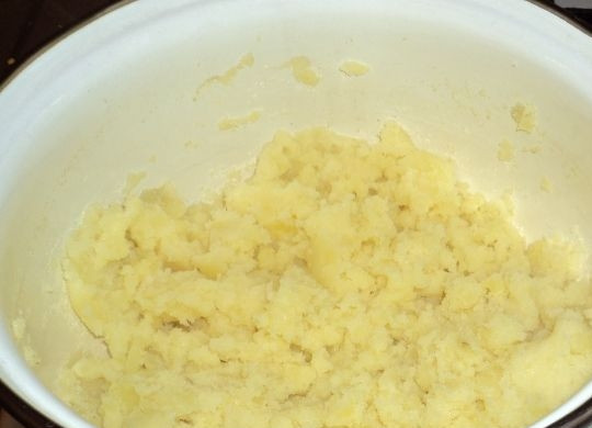 1. Этап. Картофельные котлеты с сыром: С готового картофеля сливаем воду, в которой он варился и потолчем до образования пюре. Поставим остывать.