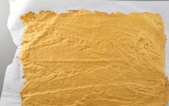 1. Этап. Медовик простой: 6. Отправьте противень в разогретый до 170 градусов духовой шкаф на 7 минут.