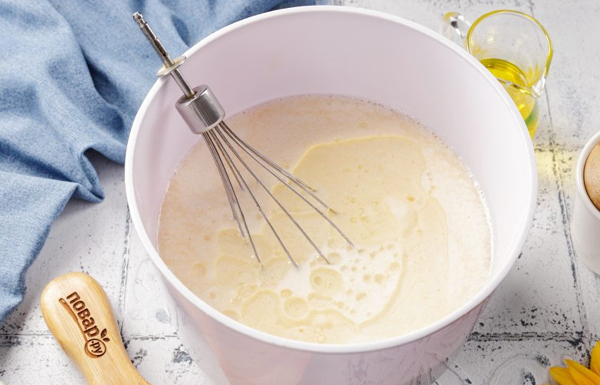 1. Этап. Блинчики на кефире: Влейте масло.