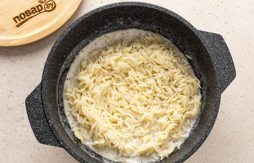 1. Этап. Паста Орзо в сливочном соусе: С пасты слейте воду и переложите в сковороду. Потушите в соусе пару минут.