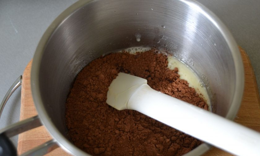 1. Этап. Глазурь для эклеров: Добавьте в сотейник какао и хорошо размешайте.