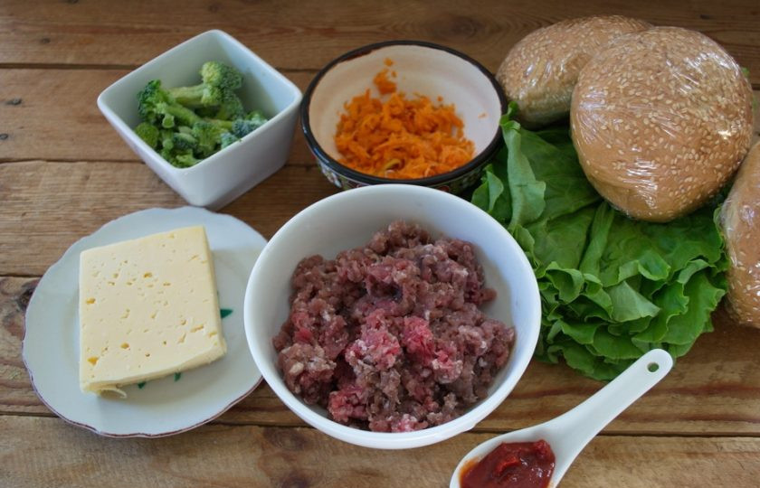 1. Этап. Бургер Овощные прятки: Для приготовления возьмите говяжий фарш, морковь, брокколи, соль, перец, кетчуп, горчицу, салатные листья, свежие огурцы или помидоры, растительное масло для жарки и твердый сыр. Можно взять бутербродный мягкий плавленый сыр для тостов. Отдельно нужно приобрести булочки для бургера.