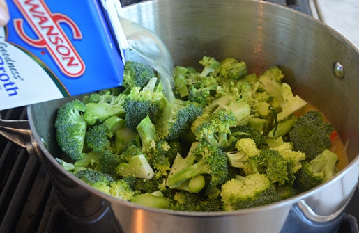 1. Этап. Крем-суп с брокколи и сыром: 5. Далее погрузите в кастрюлю брокколи. Влейте бульон. Всыпьте соль и сахар.