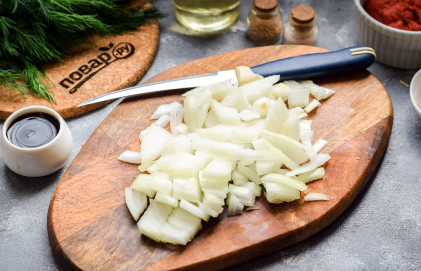 1. Этап. Мясо в соусе Дыхание дракона: Лук очистите и ополосните, нарежьте небольшими кубиками.