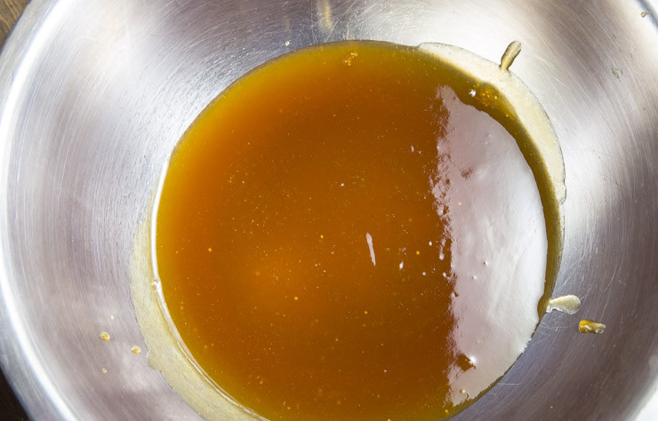 1. Этап. Белый шоколадный торт: 6. Для приготовления начинки, которой будем смазывать коржи, в сотейник выложите джем, прогрейте, пока не станет жидким, добавьте бренди, прогрейте пару минут и снимите с огня. Пропустите через сито, чтобы избавиться от косточек и остудите. Можно всего этого не делать, а просто смазать коржи любимым джемом, вареньем или протертыми ягодами с сахаром.