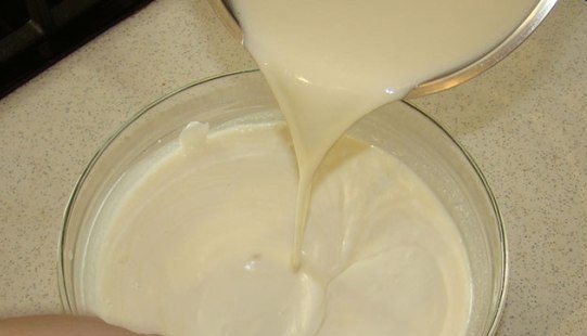 1. Этап. Творожный торт с желе и фруктами: Добавляем в остывшую сметанно-творожную массу желейную смесь, хорошо перемешиваем.