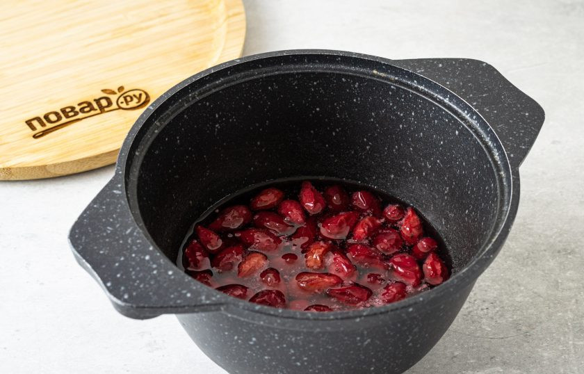 1. Этап. Варенье кизиловое: Снимите кастрюлю с плиты. Оставьте на 6-8 часов настояться.