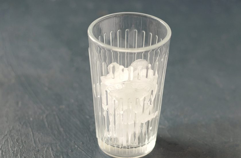 1. Этап. Кокосовый Колд брю: На дно стакана влейте сироп. Затем насыпьте лед.