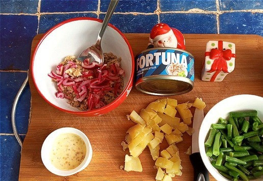 1. Этап. Салат с тунцом и стручковой фасолью: Берём салатник. Выкладываем в него рубленный тунец (без жидкости). Лук замариновался, откинем его на сито и отправим к тунцу. Заправку тщательно перемешаем. Картофель порежем мелким кубиком. Для Поста берите майонез постный. Можно сделать самим. На сайте много рецептов постного майонеза.