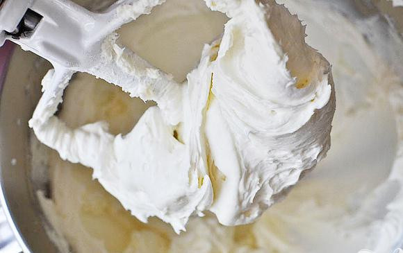 1. Этап. Шоколадные пирожные со сливочной начинкой: 4. Сделать начинку. В большой миске электрическим миксером на средней скорости взбить сливочный сыр и сахар, около 2 минут. Добавить сметану, ваниль и соль. Взбить еще раз.