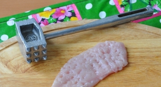 1. Этап. Нежные рулетики из кабачков с куриным филе: Куриное филе вымойте и нарежьте на небольшие кусочки. Каждый отбейте молоточком с обеих сторон. Кусочки должны быть такого же размера, как и кабачки, или же чуть меньше.