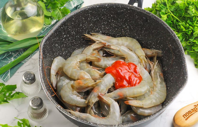 1. Этап. Жареные креветки с томатной пастой: Добавьте томатную пасту, лимонный сок, соевый соус и молотый черный перец.