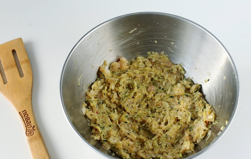 1. Этап. Диетические манты: В глубокой миске соедините кабачок и куриный фарш. Добавьте по вкусу соль, любимые специи и перемешайте.