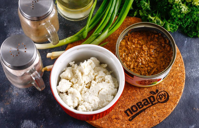 1. Этап. Риет из консервированного тунца: Подготовьте указанные ингредиенты. Сыр можно использовать плавленый или сливочный, главное, чтобы продукт был влажным, мягким.