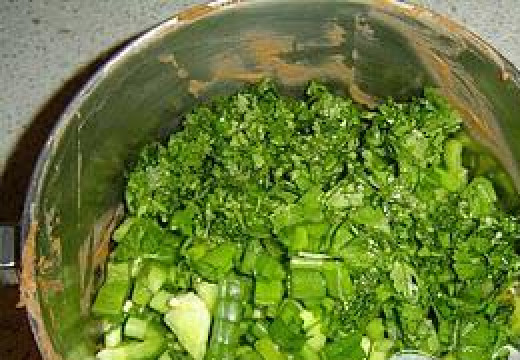 1. Этап. Мексиканская слоеная подлива: Нарезать кинзу и добавить в овощи.