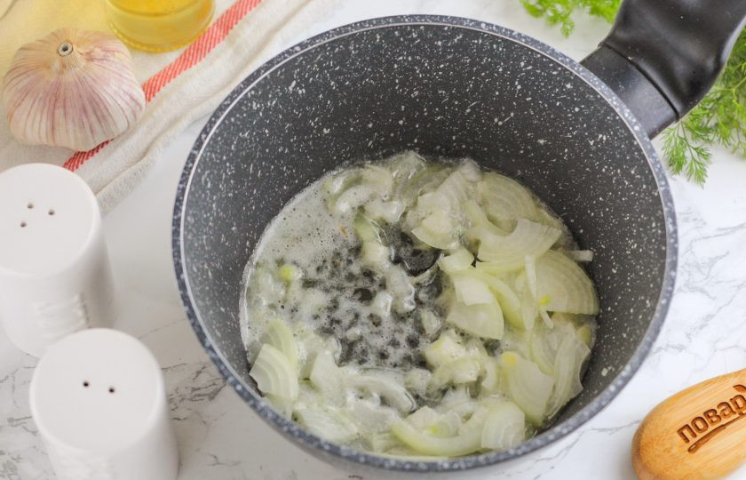 1. Этап. Сырно-сливочная паста с морепродуктами: Нарежьте лук мелкими кубиками, а чеснок спрессуйте, используя специальный гаджет. Поджарьте обе нарезки в течение 3-4 минут в растопленном сливочном масле.