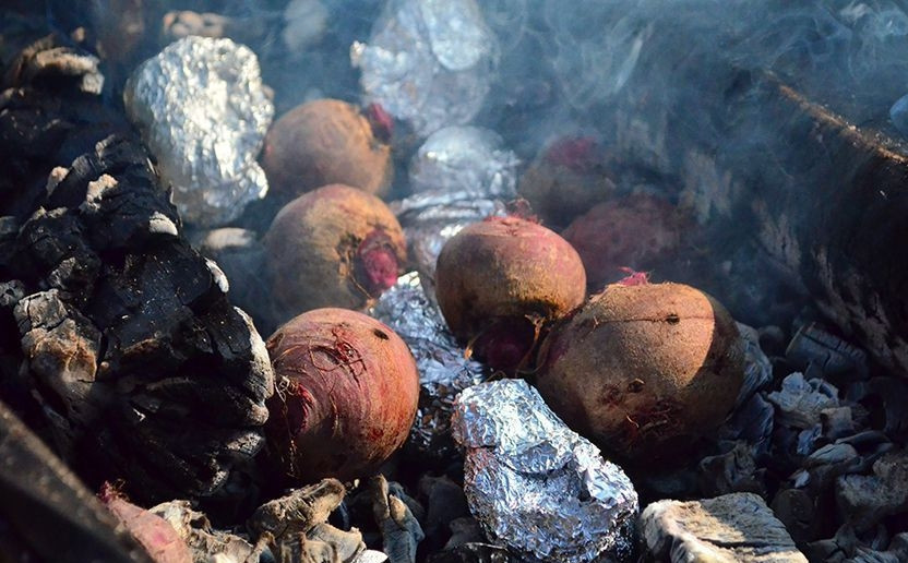 1. Этап. Борщ в казане на костре: Разожгите костёр. Свеклу и картофель хорошо помойте и заверните в фольгу. Пропеките овощи в углях в течение 25 минут.