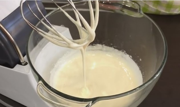 1. Этап. Очень вкусный сливовый пирог-перевертыш: 2. Отправьте в яйца молоко и ваниль (или ванильную эссенцию). Сливочное масло растопите заранее в микроволновке, добавьте в тесто, оставив небольшой кусок для слив. Сюда же добавьте разрыхлитель и просеянную муку. Замешайте тесто.