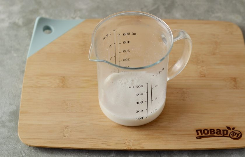 1. Этап. Кофе Кон лече: Молоко доведите почти до кипения, перелейте в кувшин или молочник. Немного взбейте молоко по желанию.