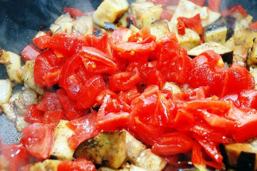 1. Этап. Паста с баклажаном и помидорами: Затем добавьте помидоры и чеснок, немного посолите, добавьте специи и ароматные травы по вкусу и готовьте под крышкой еще 20 минут. Если образовалось много жидкости, дайте ей испариться, сняв крышку.